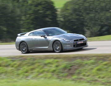 Nissan GT-R 2012 фото Nissan GT-R 2012 фото