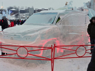 Ледяной Toyota Land Cruiser 200