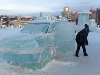 Ледяной Toyota Land Cruiser 200