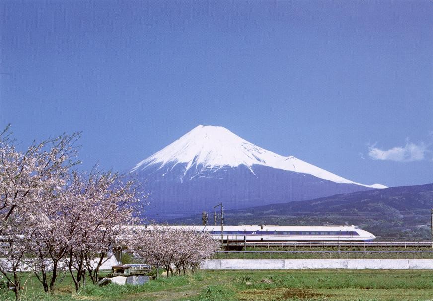 Поезд-пуля на фоне горы Фудзи