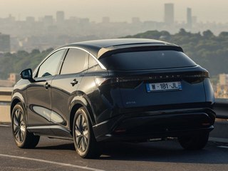 Nissan Aria с солнечными панелями